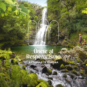 Creatividad de la campaña con la Cascada del Cioyo al fondo y su entorno en el concejo de Castropol