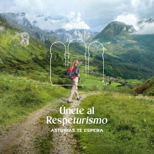 Creatividad de la campaña en el Mirador de la Collada en el concejo de Amieva. Una mujer con mochila en primer plano con el valle al fondo.
