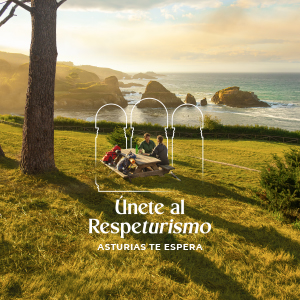 Creatividad de la campaña con una familia en una mesa de un merendero con el mar al fondo en la playa de Porcía