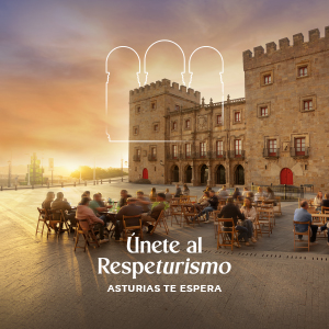 Creatividad de la campaña con fondo del Placio de Revillagigedo en Gijón. Gente en mesas de una terraza tomando algo al atardecer