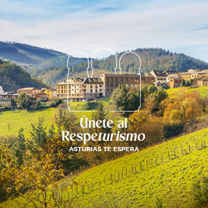 Creatividad de la campaña con fondo del pueblo de Taramundi